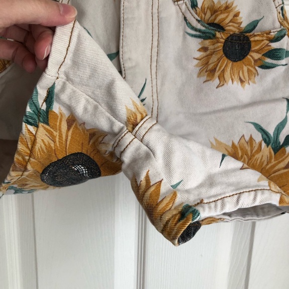 Vintage High Waisted Sunflower Shorts - Picture 4 of 8